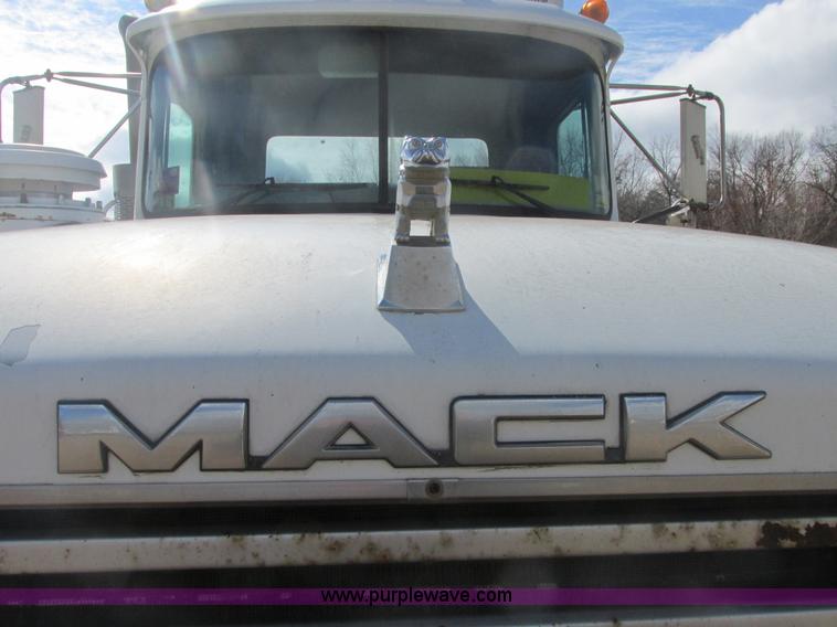 image for item H7715 2001 Mack RD688S semi truck