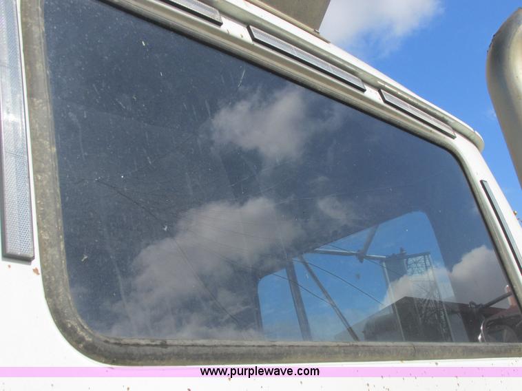 image for item H7715 2001 Mack RD688S semi truck