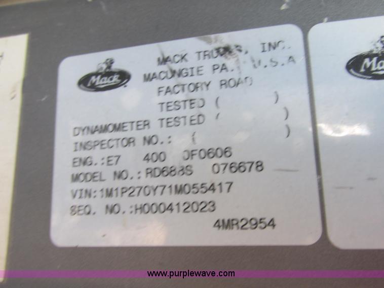 image for item H7715 2001 Mack RD688S semi truck