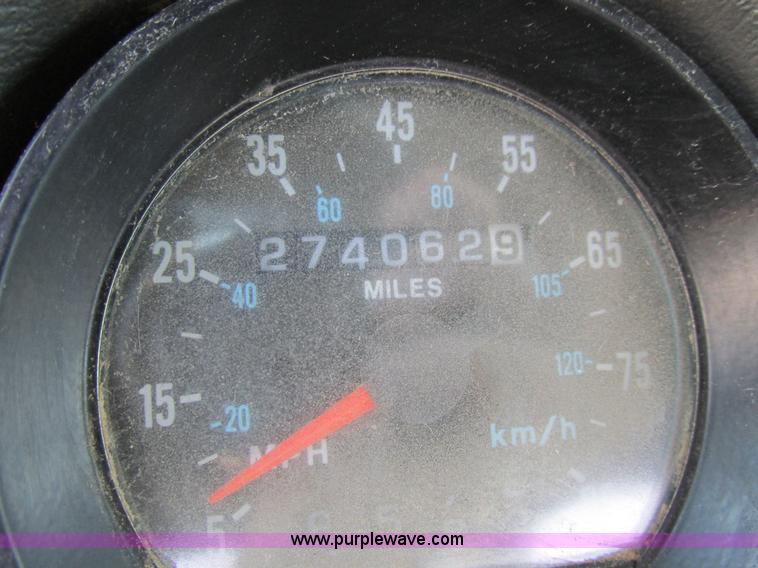 image for item H7715 2001 Mack RD688S semi truck