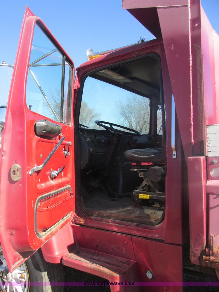 image for item H7717 1989 Ford LN8000 dump truck