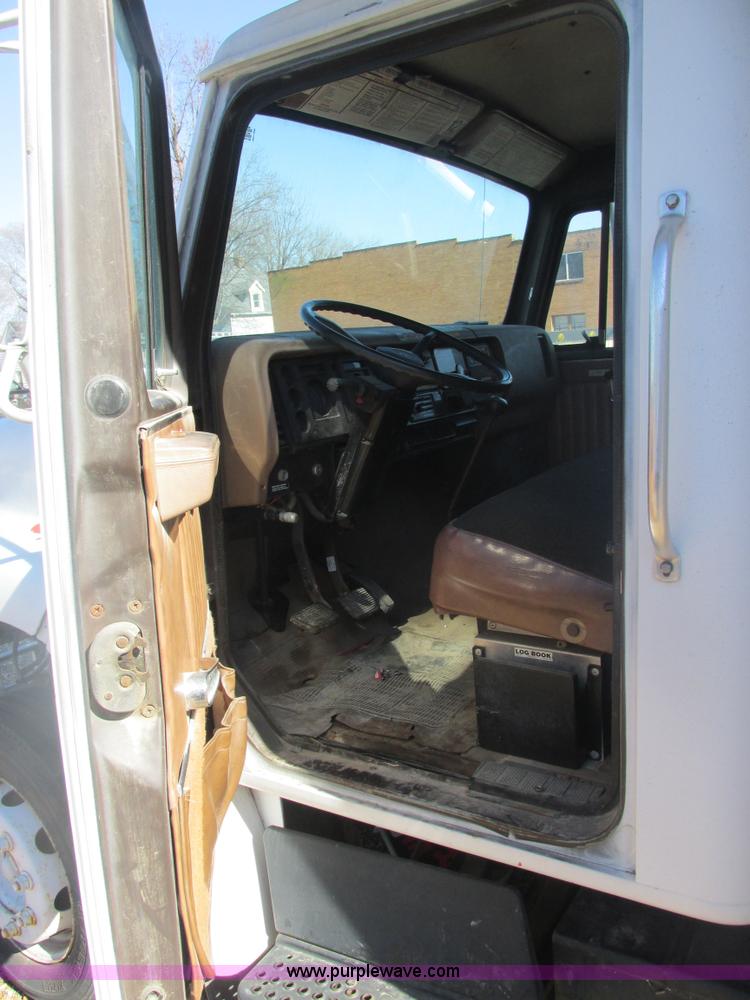 image for item H7718 1989 International 1654LP box truck