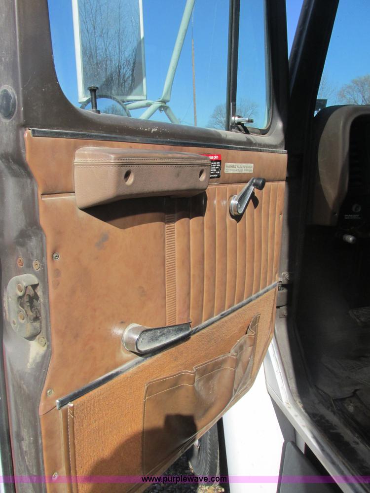 image for item H7718 1989 International 1654LP box truck