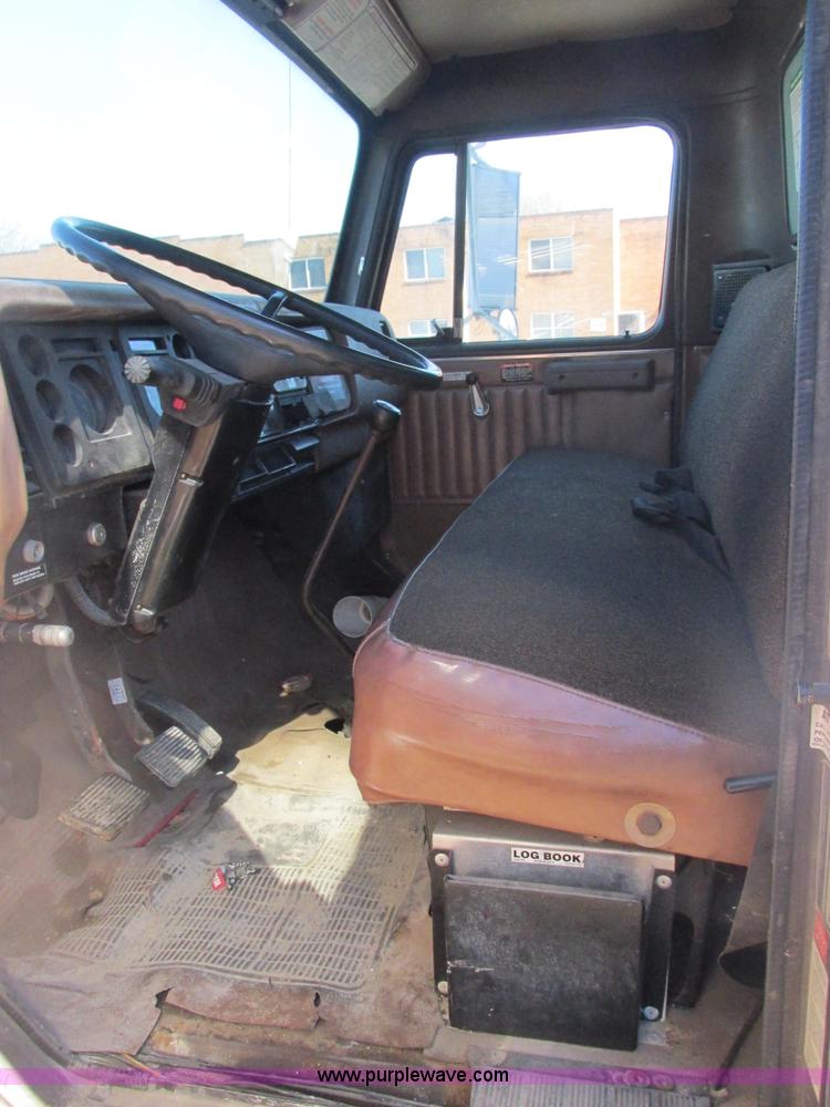 image for item H7718 1989 International 1654LP box truck