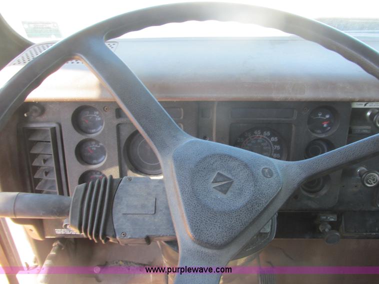 image for item H7718 1989 International 1654LP box truck