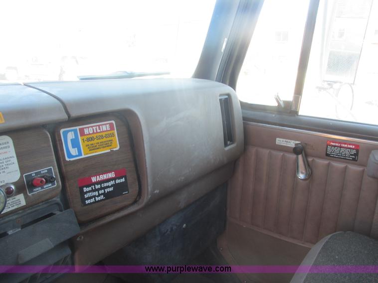 image for item H7718 1989 International 1654LP box truck