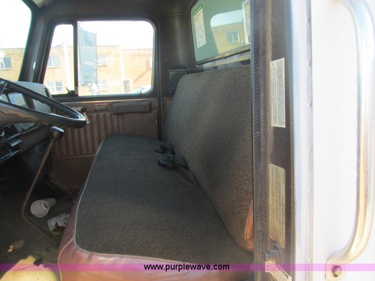 image for item H7718 1989 International 1654LP box truck