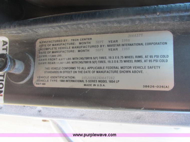 image for item H7718 1989 International 1654LP box truck