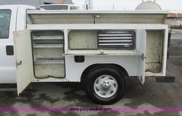 image for item H7732 2002 Ford F250 Super Duty XL utility truck