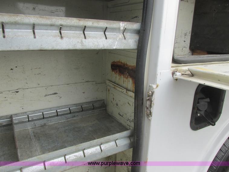 image for item H7732 2002 Ford F250 Super Duty XL utility truck