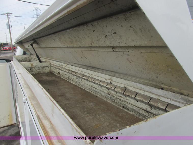 image for item H7732 2002 Ford F250 Super Duty XL utility truck