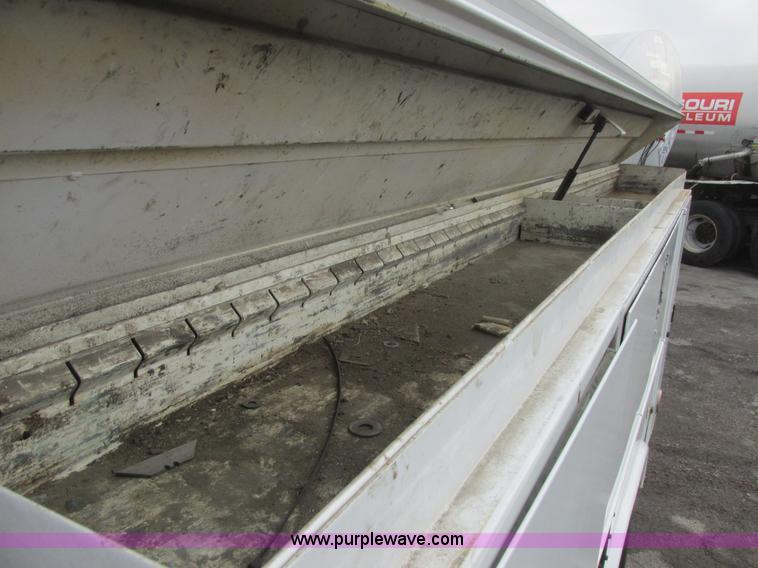 image for item H7732 2002 Ford F250 Super Duty XL utility truck