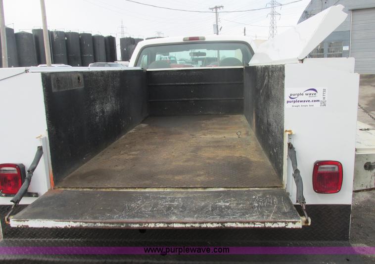 image for item H7732 2002 Ford F250 Super Duty XL utility truck