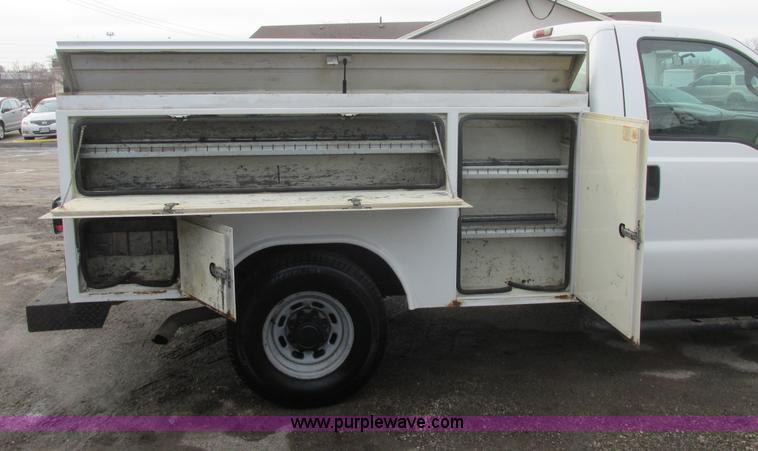 image for item H7732 2002 Ford F250 Super Duty XL utility truck