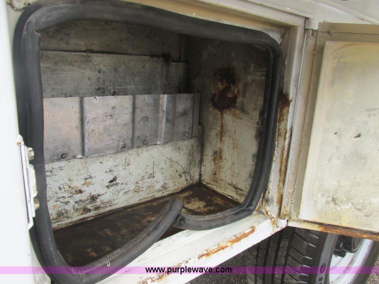 image for item H7732 2002 Ford F250 Super Duty XL utility truck