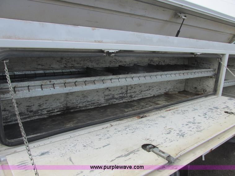 image for item H7732 2002 Ford F250 Super Duty XL utility truck