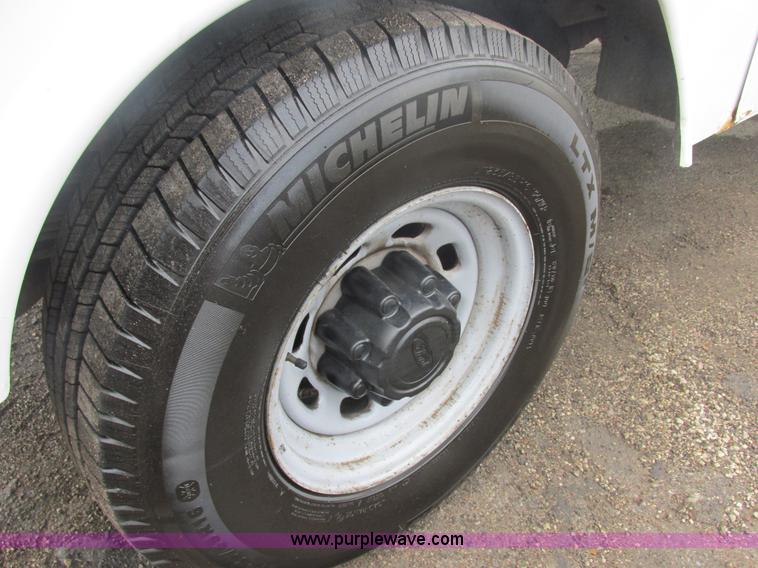 image for item H7732 2002 Ford F250 Super Duty XL utility truck