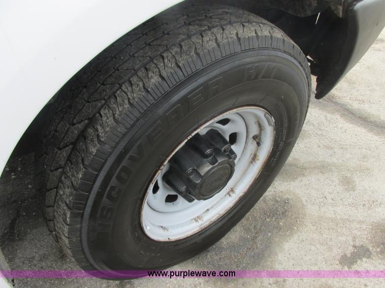 image for item H7732 2002 Ford F250 Super Duty XL utility truck