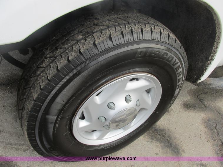 image for item H7732 2002 Ford F250 Super Duty XL utility truck