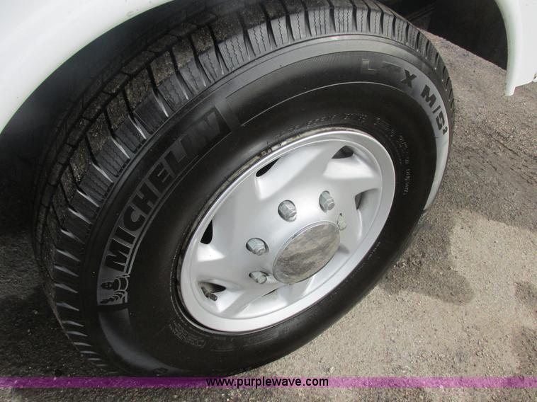 image for item H7732 2002 Ford F250 Super Duty XL utility truck