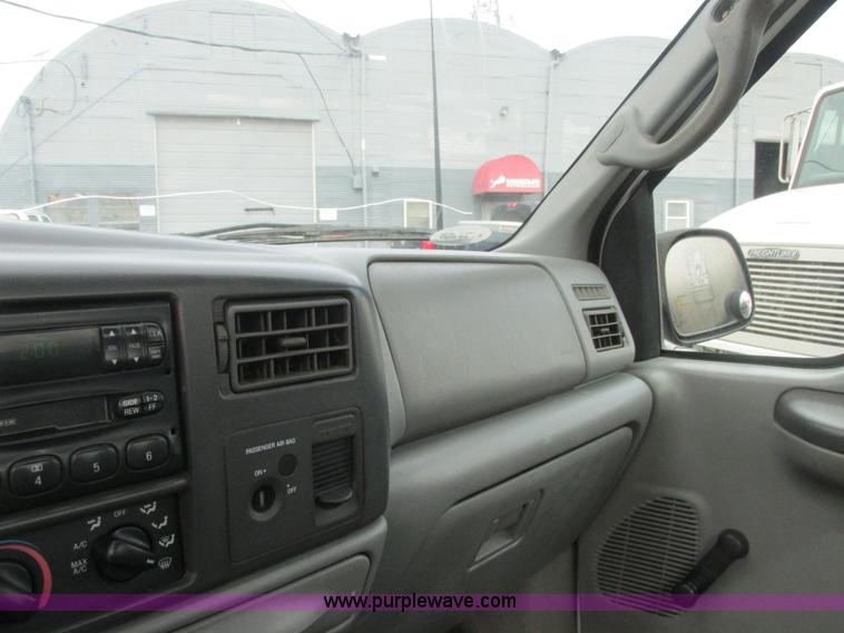 image for item H7732 2002 Ford F250 Super Duty XL utility truck