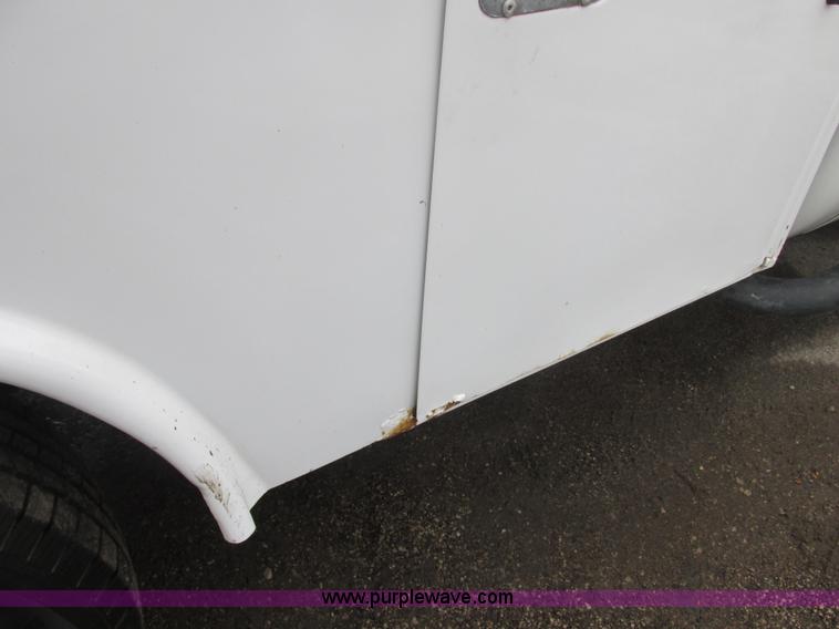 image for item H7732 2002 Ford F250 Super Duty XL utility truck