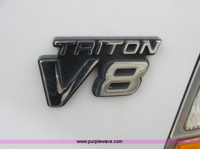 image for item H7732 2002 Ford F250 Super Duty XL utility truck