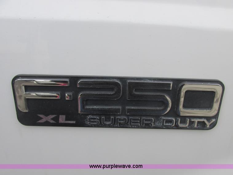 image for item H7732 2002 Ford F250 Super Duty XL utility truck
