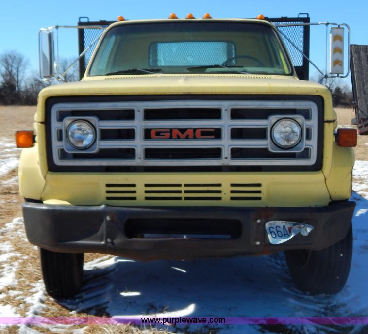 image for item I1157 1986 GMC TopKick 7000 flatbed truck