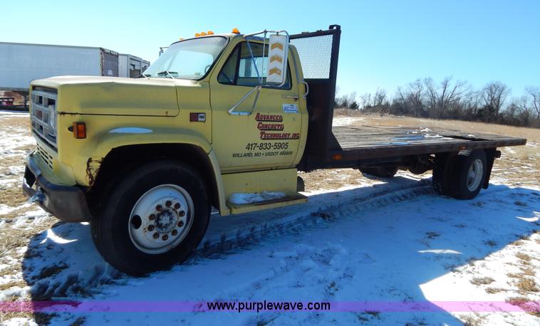 image for item I1157 1986 GMC TopKick 7000 flatbed truck