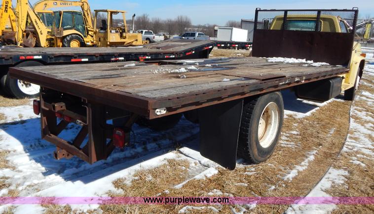 image for item I1157 1986 GMC TopKick 7000 flatbed truck