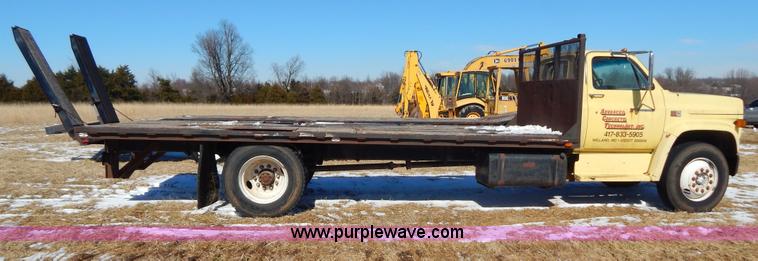 image for item I1157 1986 GMC TopKick 7000 flatbed truck