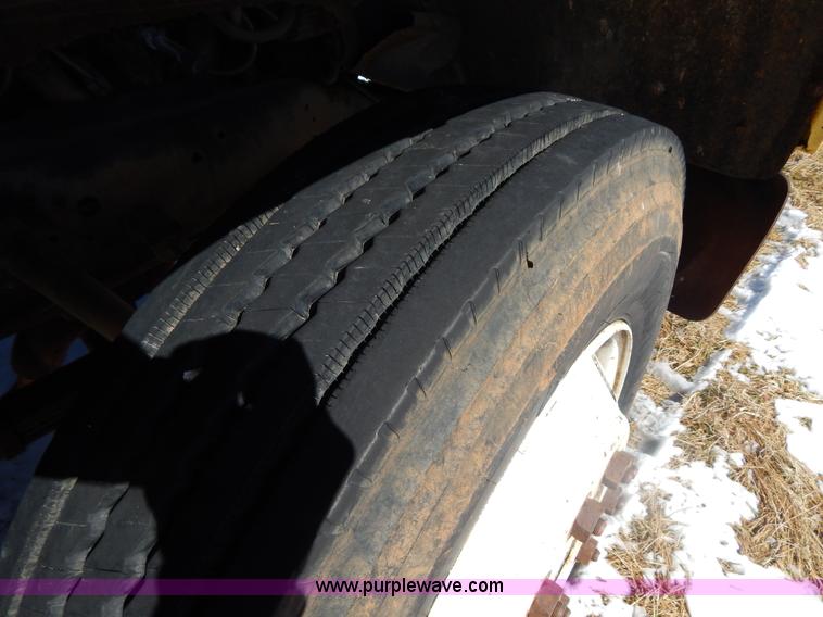 image for item I1157 1986 GMC TopKick 7000 flatbed truck