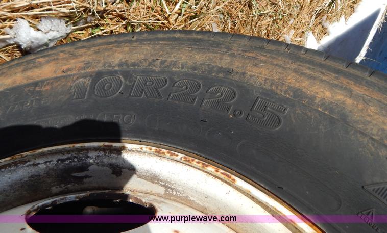 image for item I1157 1986 GMC TopKick 7000 flatbed truck