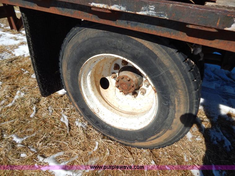 image for item I1157 1986 GMC TopKick 7000 flatbed truck