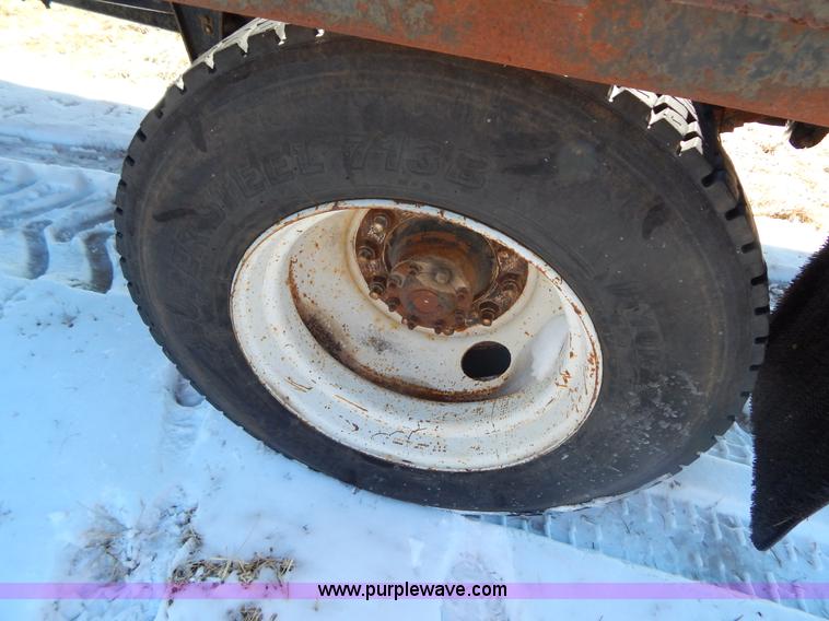 image for item I1157 1986 GMC TopKick 7000 flatbed truck