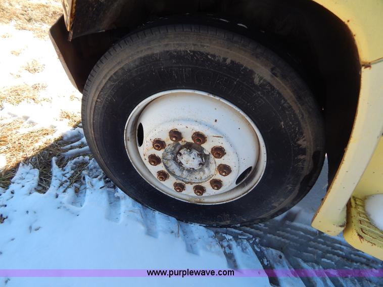 image for item I1157 1986 GMC TopKick 7000 flatbed truck