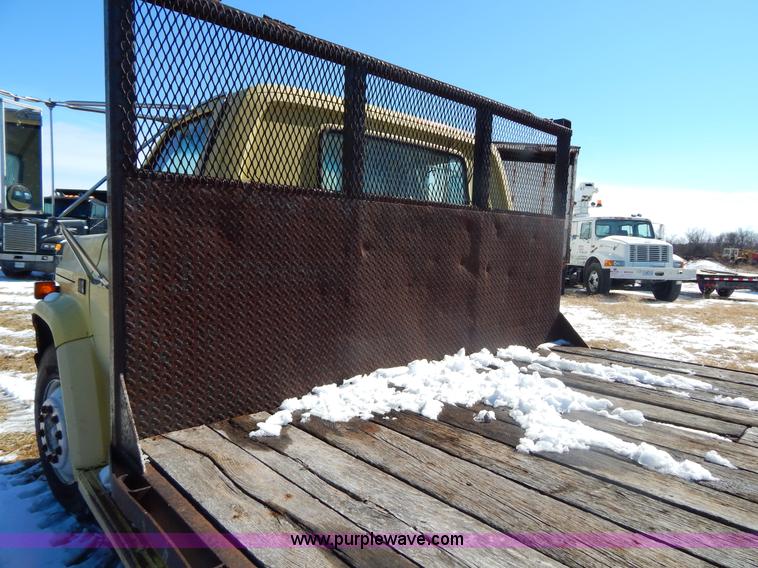 image for item I1157 1986 GMC TopKick 7000 flatbed truck