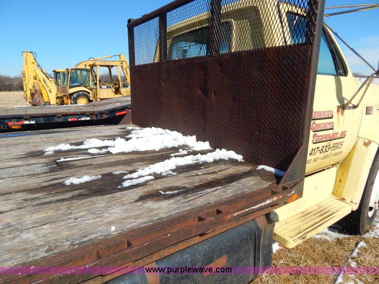 image for item I1157 1986 GMC TopKick 7000 flatbed truck