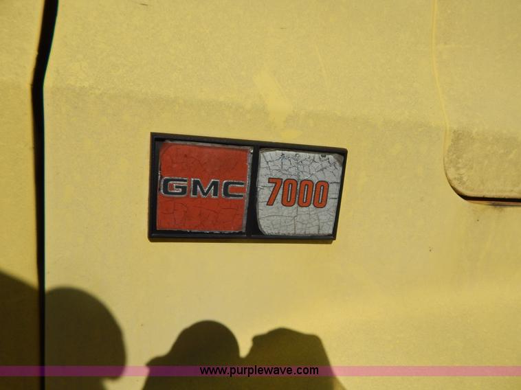 image for item I1157 1986 GMC TopKick 7000 flatbed truck