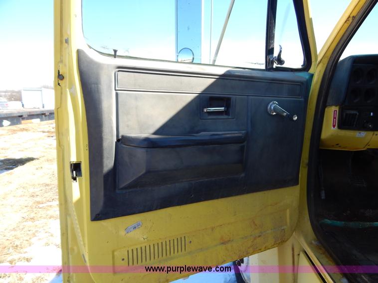 image for item I1157 1986 GMC TopKick 7000 flatbed truck