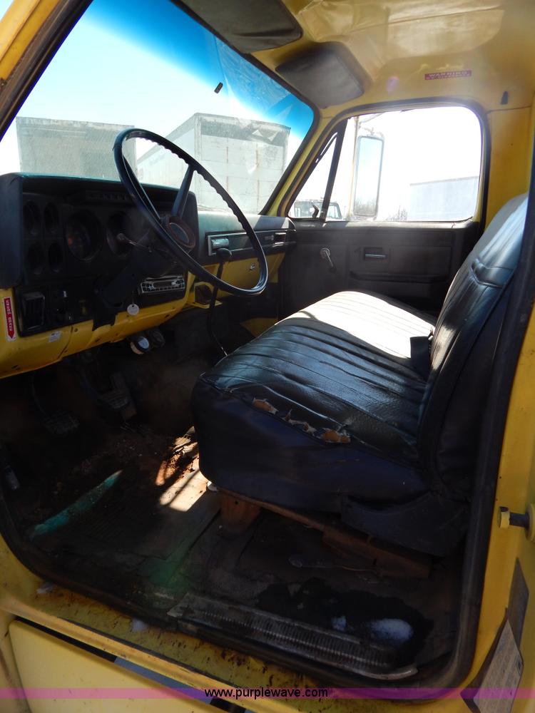 image for item I1157 1986 GMC TopKick 7000 flatbed truck