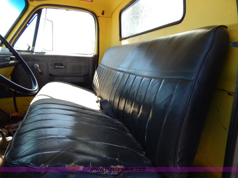 image for item I1157 1986 GMC TopKick 7000 flatbed truck