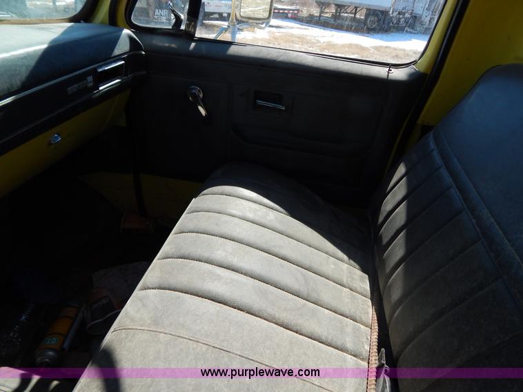 image for item I1157 1986 GMC TopKick 7000 flatbed truck