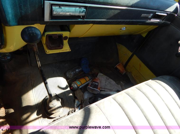 image for item I1157 1986 GMC TopKick 7000 flatbed truck