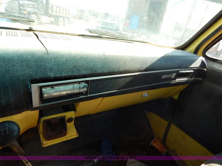 image for item I1157 1986 GMC TopKick 7000 flatbed truck