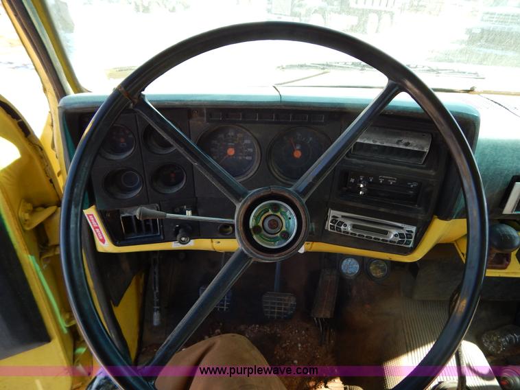 image for item I1157 1986 GMC TopKick 7000 flatbed truck