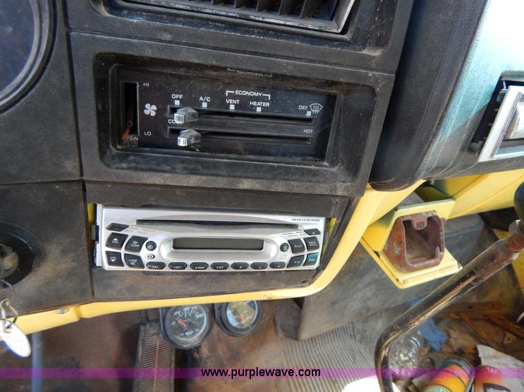 image for item I1157 1986 GMC TopKick 7000 flatbed truck