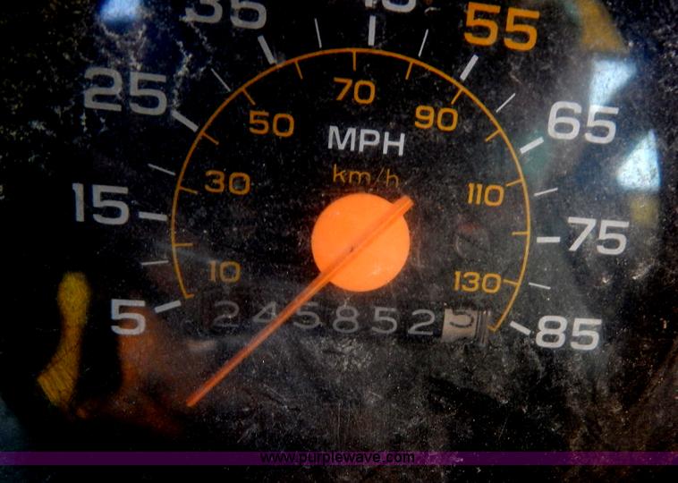 image for item I1157 1986 GMC TopKick 7000 flatbed truck