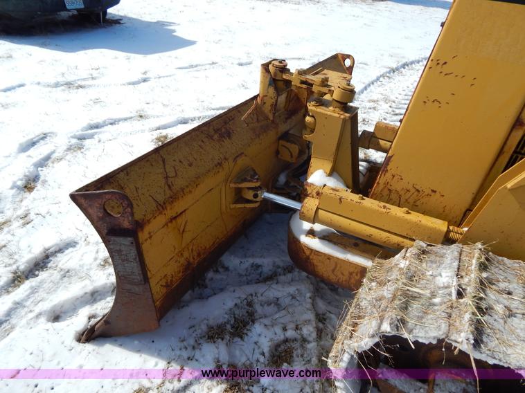 image for item I1159 1998 Caterpillar D3C dozer